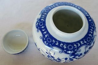 VTG Chinese Blue & White Porcelain Lidded Ginger Jar Vase China 5 