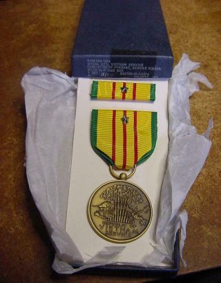 Vintage Vietnam War Era Us Military Vietnam Service Boxed Medal