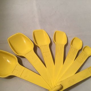 Tupperware Measuring Spoons Yellow Set of 7 with Ring Retro Vintage 2