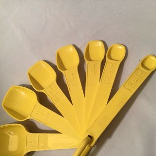 Tupperware Measuring Spoons Yellow Set of 7 with Ring Retro Vintage 3