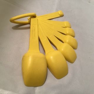 Tupperware Measuring Spoons Yellow Set of 7 with Ring Retro Vintage 4