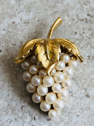 Vintage Signed Crown Trifari Gold Tone Faux Pearls Grapes Cluster Pin Brooch