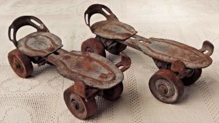 Vintage Mid - 20th Century Globe Union Metal Roller Skates - Rusty W/ Patina
