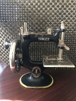 Miniature Singer Sewing Maching Vintage 1930 - 1950 Series 20 Still