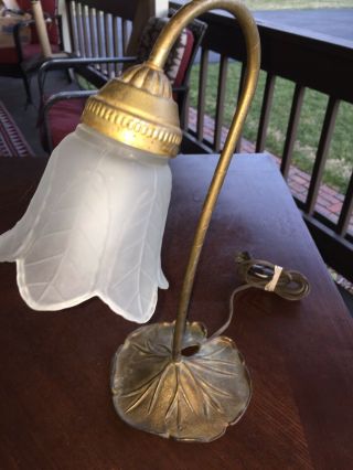 Tiffany Style Vintage Brass Tone Lily Pad Lamp With One Glass Shade