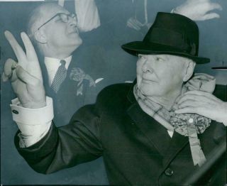 Winston Churchill Makes The Victory At The English Election - 59 - Vintage Photo