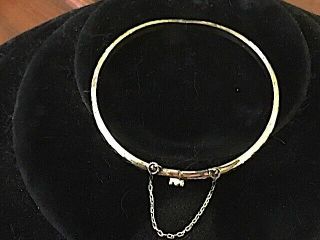 Vintage 925 sterling silver gold vermeil latching bangle bracelet w safety chain 4