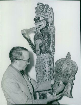 Dr.  Gösta Montell Studies A Mask From Ceylon,  The Ethnographic Museum - Vintage
