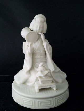 Vintage White Porcelan Ceramic Geisha Girl Figurine Music Box 6 " H Japan