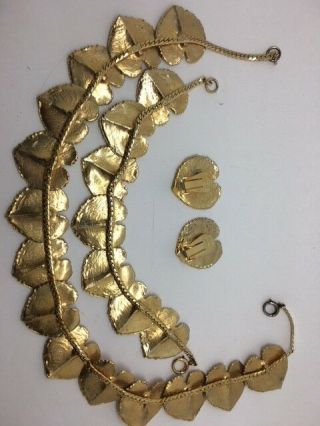 Vintage Classy Gold Tone Lea Necklace,  Bracelet,  & Clip - on Earrings 4