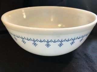 Vintage Pyrex White With Blue Snowflake Garland Trim 4 Qt Mixing Bowl 404 EUC 3