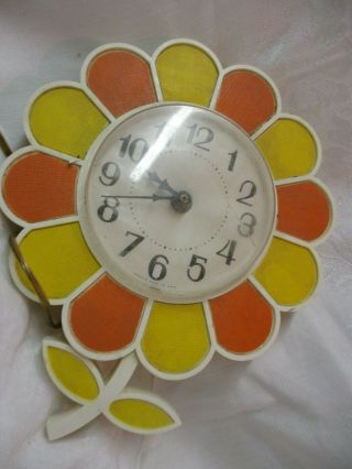 Vintage Spartus Electric Wall Clock Yellow Orange White Flower Daisy Model 432