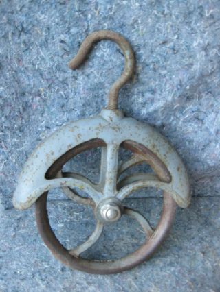 Primitive Antique Vintage Cast Iron Well Wheel Pulley