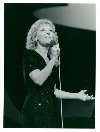 Petula Clark Appears In His Program " Petula.  And Songs Of Love - Vintage Photo