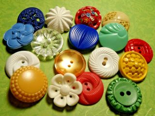 Selection Of 17 Large Vintage Buttons Jewellery Scrapbook Handbag Sew Knit