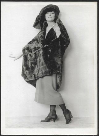1920s Stylish Fur Cape Charles Sheldon Women 