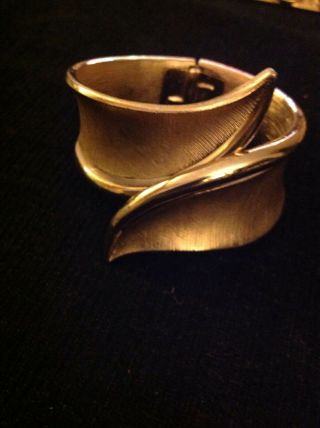 Vintage Signed Crown Trifari Brushed Polished Gold Tone Hinged Bracelet Bangle