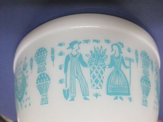 A VINTAGE PYREX AMISH BUTTERPRINT TURQUOISE MIXING BOWL.  401.  1 1/2 Pint. 2