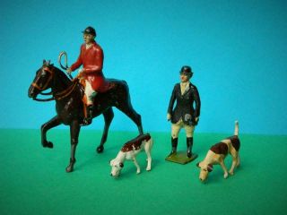 BRITAINS VINTAGE LEAD HUNT MOUNTED HUNTSMAN DISMOUNTED HUNTSWOMAN WITH 2 HOUNDS 2
