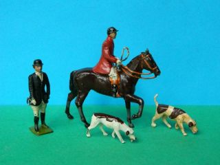 BRITAINS VINTAGE LEAD HUNT MOUNTED HUNTSMAN DISMOUNTED HUNTSWOMAN WITH 2 HOUNDS 3