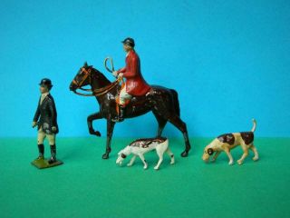 BRITAINS VINTAGE LEAD HUNT MOUNTED HUNTSMAN DISMOUNTED HUNTSWOMAN WITH 2 HOUNDS 4