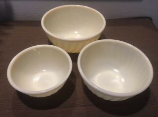 Vintage Fire King Set Of 3 Ivory Swirl Mixing Nesting Bowls: 6,  7 & 8 Inch