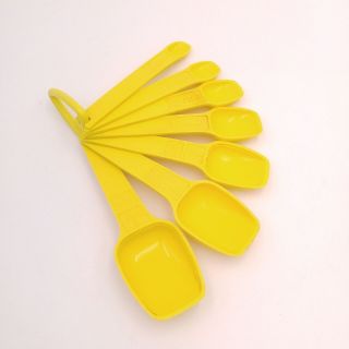 Vintage Set Of 7 Tupperware Measuring Spoons - Yellow