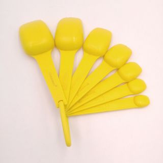 Vintage Set of 7 Tupperware Measuring Spoons - Yellow 2