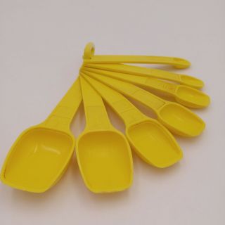 Vintage Set of 7 Tupperware Measuring Spoons - Yellow 3