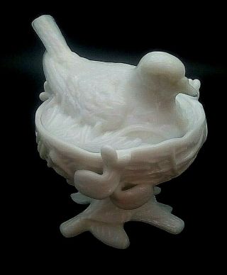 Vintage Westmoreland Milk Glass Bird Robin On A Nest Covered Candy Dish