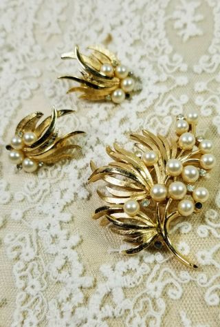 Vintage Set Earrings Brooch Trifari Faux Pearls Mate Gold Tone Clear Crystals