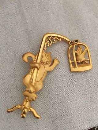 Vintage Brooch Pin SIGNED J.  J.  Cat Kitten Getting Bird Cage Gold tone JJ Jewelry 3