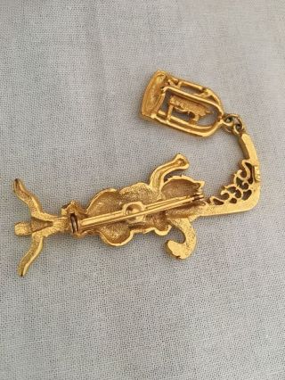 Vintage Brooch Pin SIGNED J.  J.  Cat Kitten Getting Bird Cage Gold tone JJ Jewelry 4