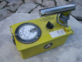 Victoreen,  L4826 - Vintage Civil Defense Radiation Detection Geiger Counter