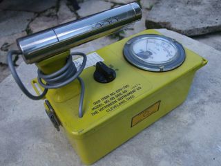 VICTOREEN,  L4826 - Vintage Civil Defense Radiation Detection Geiger Counter 2