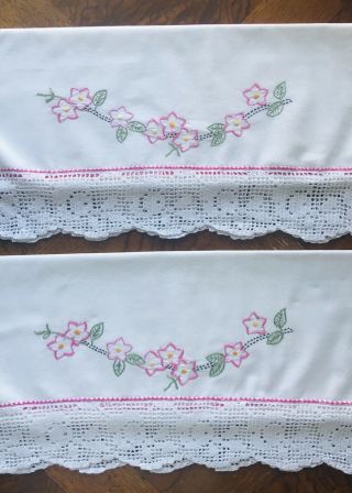 Vintage Pair Pillowcases Embroidered Pink Flowers Crocheted Scalloped 3” Trim
