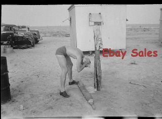 W8 - Vintage Photo Negative - Military Man Washing Hair 1944 Ww2 Ww11 Gay Int