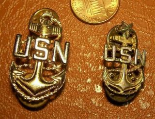 2 Vintage " Usn " U.  S.  Navy Double Clutch - Back Anchor & Chain Pin Badge.