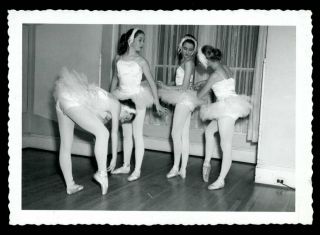 Vintage Pretty Girls Snapshot Photo 1950s Ballet School