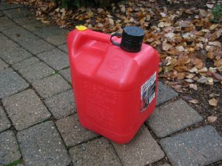 Vintage Blitz 2 Gal 8 Oz 11810 Red Plastic Easy Grip Vented Gas Can