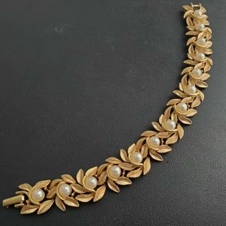 Signed Avon Vintage Retro Gold Tone Flower Leaf Pearl Bracelet S64
