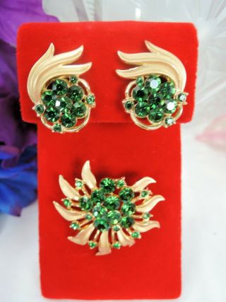 Vintage Crown Trifari Brilliant Green Rhinestone Gold Plate Brooch Earring Set
