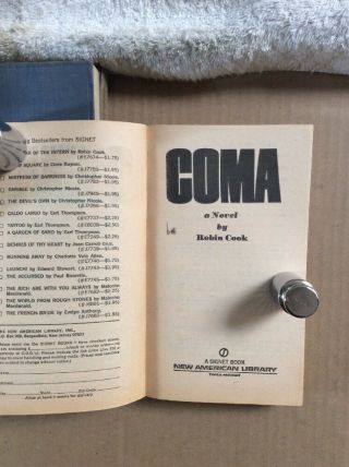 - - Coma - - by Robin Cook - - 1977 - - Signet - - Paperback - - VTG - - Thriller - - 435 5
