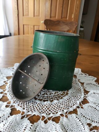 Vintage Green Oval Galvenized Fishing Minnow Cricket Bait Pail Bucket Box 7.  25 " T