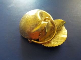 LOVELY VINTAGE SIGNED NAPIER TEXTURED APPLE BROOCH PIN GOLD TONE 3