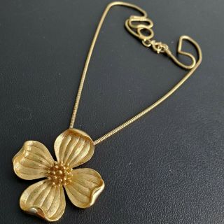 Signed Crown Trifari Vintage Gold Tone Flower Necklace Pendant O118