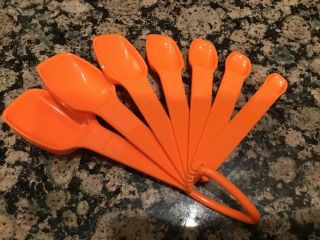 Tupperware Vintage Orange Nesting Set Of 7 Measuring Spoons W/ Ring Holder Euc