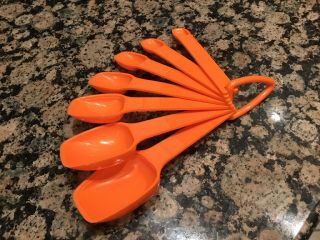 TUPPERWARE Vintage Orange Nesting Set of 7 Measuring Spoons w/ Ring Holder EUC 2