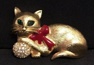 Vintage Napier Signed Kitty Cat Pin Brooch Rhinestone Ball Wearing Red Bow
