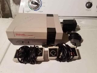 Vintage Nintendo Nes Gray Console With 2 Controllers & Rf Switch [look]